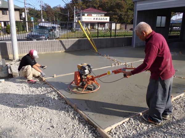 藤岡市T邸　駐車場コンクリートの打ち込みサムネイル
