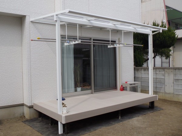 ホワイトカラーがステキな　ウッドデッキ＆テラス屋根　完成！！サムネイル