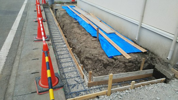 IS邸　ブロック塀基礎の鉄筋組みとコンクリート駐車場の下地路盤作りサムネイル
