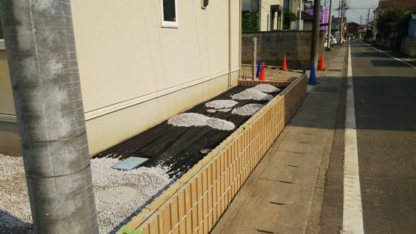 IS邸　母屋周りの防草対策とフェンスの設置サムネイル