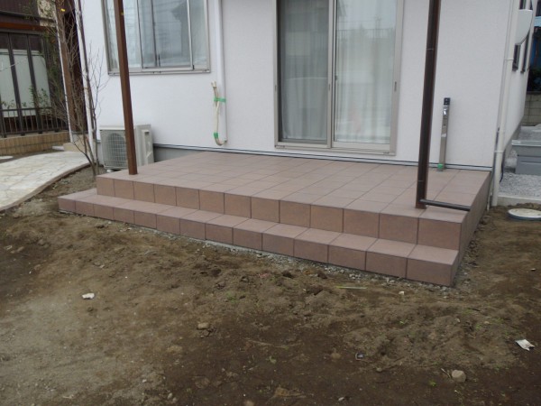 KS邸　タイルデッキの完成サムネイル