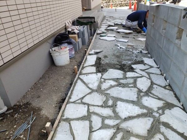NK邸　アプローチの天然石張りサムネイル