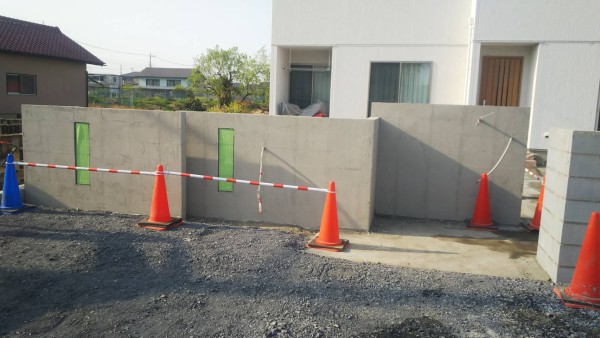 MT邸　目隠し塀＆門塀の下地塗りサムネイル