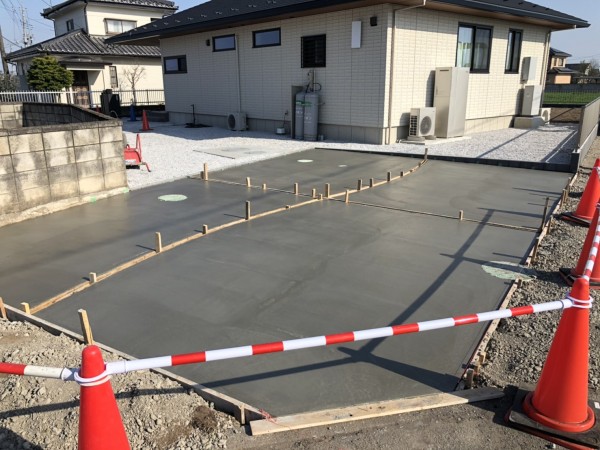 MS邸　駐車場コンクリート打設・アイアン手摺り設置・フェンス設置サムネイル