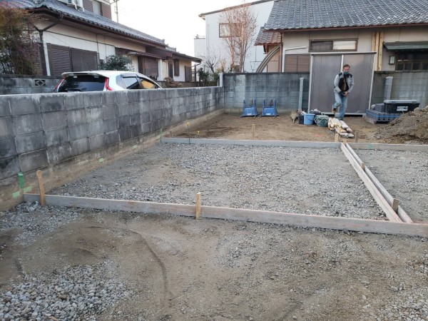 HS邸　コンクリート駐車場の下地路盤作り・型枠組みサムネイル