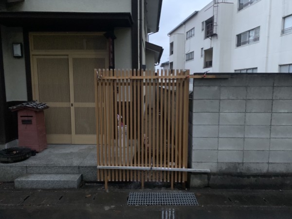 OG邸　格子フェンス・天然石貼りポーチ・サイクルポートサムネイル