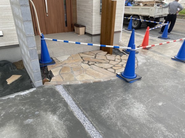 MD邸　アプローチの天然石貼り・通用口階段・土間コンのスリットサムネイル