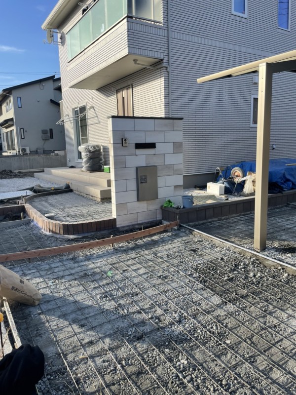NM邸　門塀のタイルブロック・レンガ積み・駐車場コンクリートの型枠組みサムネイル