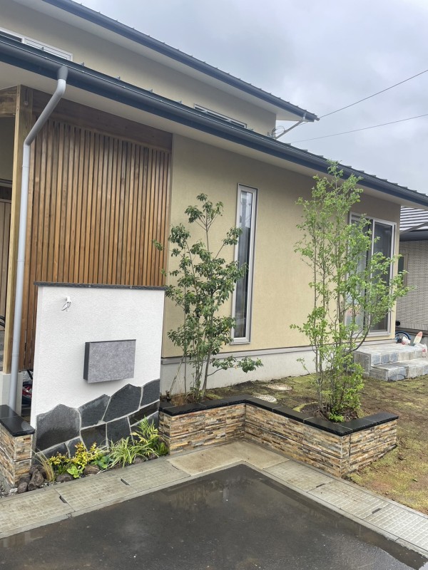 SN邸　植栽と芝と据え石サムネイル